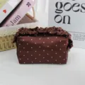 Französische Tupfen Satin Kosmetiktasche Detail, braune Make-up Tasche mit Rüschen und grossem Fach. - 16.5x7.5x9cm / Braun