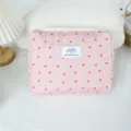 Gewatteerde roze cosmetische tas met rode harten en geweven label, ideaal dagelijks etui. - Clutch Bag / Roze