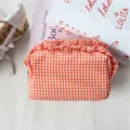 Orangefarbene Vichy-Karo Kosmetiktasche mit Rüschen, stilvolles Make-up Etui im süßen Karodesign. - Oranges Gitter