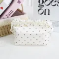 Französische Pünktchen Satin Kosmetiktasche mit Rüschenrand für Make-up und Aufbewahrung. - 16.5x7.5x9cm / Weiß