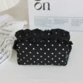 Schwarze Nylon Polka Dot Kosmetiktasche Detail mit Rüschen-Oben und Aufbewahrung. - Schwarz Weiße Punkte