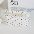 Tragbare Nylon Pünktchen Kosmetiktasche mit süßem Rüschen Reißverschluss für Damen Aufbewahrung. - Weiß mit schwarzen Punkten