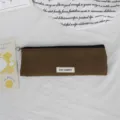 Braune Nylon-Reißverschlusstasche Detailansicht mit feiner Textur und praktischem Zipper. - 22*7cm / Braun