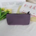 Detailaufnahme eines einfachen lila Leinen-Federmäppchens mit schwarzem Reißverschluss. - 16oz Reine Baumwolle / Dunkellila