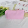 Primer plano detallado de un estuche de lona rosa con una cremallera plateada suave. - 16oz Algodón Puro / Rosa Claro