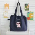 Vista detallada del bolso tote de lona bordado con cerdito lindo y cordón, espacioso y elegante. - Azul Marino