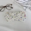Gestepptes Brillenetui mit Blumenmuster und süßem Bär, weiche Schutztasche für Sonnenbrillen. - Lila Blumen Bär