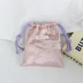 Roze satijnen trekkoordzakje voor sieraden en make-up. Zacht, draagbaar en stijlvol. - 14*16cm / Lichtroze