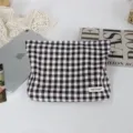 Vista dettagliata della borsa cosmetica in tessuto a quadri bianco e nero, cuciture pulite. - 27*5*18cm / Griglia Marrone Grande