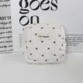 Sac cosmétique matelassé à motif de cœur coréen, vue détaillée, trousse zippée élégante. - Petit sac carré / Blanc Cassé