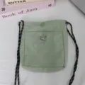 Hellgrüne Nylon-Miniumhängetasche mit Kordelzugtasche und gemusterten Trägern für den Alltag. - 15*4*18.5cm / Bohnengrün