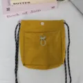 Senfgelbe Nylon Mini Umhängetasche mit schwarz-weißen Kordelriemen für den Alltag - 15*4*18.5cm / Kurkuma