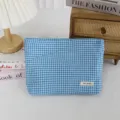 Vista dettagliata della borsa cosmetica a quadri blu, che mostra la carinissima etichetta. - 27*5*18cm / Quadri Blu Lago