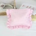 Rosa-weisses kariertes Kosmetiktäschchen mit süssem Rüschen-Design, tragbare Make-up-Clutch. - Dunkelrosa Kariert