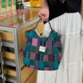 Vue détaillée du sac fourre-tout en toile patchwork à carreaux rétro avec cordon pour travail. - Grille Bleue Ethnique