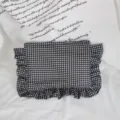 Schwarz-weißer Karomuster Kosmetikbeutel mit süßen Rüschen, tragbare Make-up Tasche für Damen. - Schwarz-Weiß Kariert
