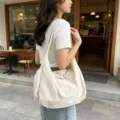 Grande borsa a tracolla in nylon casual da donna, borsa dumpling con cinturino. - Bianco