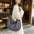 Borsa a tracolla casual da donna, grande borsa morbida e capiente con cinghia regolabile. - Grigio scuro