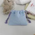 Pochon souple matelassé à cœurs en bleu, vue détaillée du sac de rangement avec cordon violet. - 18*16cm / Bleu