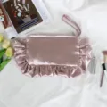 Bolso de mano de raso rosa con volantes, elegante bolsa de maquillaje de noche, gran capacidad. - Rosa loto / 15*25cm