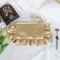 Gouden satin cosmetische tas met volants, elegante effen makeup clutch met polsbandje. - Glanzend Goud / 15*25cm