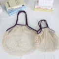 Detailansicht der gewebten Netztasche, große Kapazität und tragbare Strandtasche. - Lila