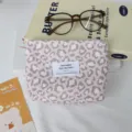 Vue détaillée de la trousse de maquillage chic imprimé léopard rose, pochette de rangement rétro. - Pochette pour Rouge à Lèvres / Imprimé Léopard Rose