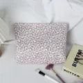 Vue détaillée de la trousse de maquillage léopard rose, pochette de rangement rétro. - Trousse de maquillage / Imprimé Léopard Rose
