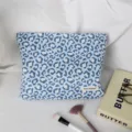 Trousse de maquillage léopard bleu sac de rangement portable en toile pour voyage vue détaillée. - Trousse de maquillage / Léopard Bleu