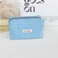 Detail des blau-weiß karierten Kosmetikbeutels mit Stofftextur und glattem Reißverschluss. - 16*8*9cm / See-Blau Kariert
