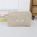 Detailaufnahme der beigen Karos Kosmetiktasche mit Stofftextur, Reißverschluss und Etikett. - 16*8*9cm / Khaki Kariert