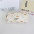 Vista ravvicinata dell'astuccio trapuntato con simpatico orsetto in bianco crema. - 19x6x7cm / Orso Chef