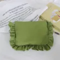 Detailansicht der grünen karierten Kosmetiktasche mit Rüschen, wasserdichtes Nylonmaterial. - Grün