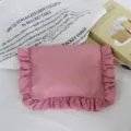 Wasserdichte Nylon Karo Kosmetiktasche mit süßen Rüschen, praktische Clutch und Organizer. - Rosa