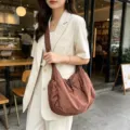 Dettaglio borsa a tracolla casual marrone, grande borsa a tracolla in nylon con cinghia. - Marrone