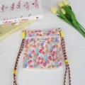 Detailansicht der Blumen-Canvas-Umhängetasche mit verstellbarem, buntem Riemen und Spitze. - Blumenmeer Tulpe