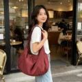 Borsa a tracolla casual di grande capacità per donne, borsa leggera da commuter versatile. - rosso retrò