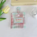 Korte ruitjes mini opbergtas met geborduurd label en sleutelhangerhaak voor oordopjes. - Roze Geruit