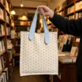 Τσάντα tote από καμβά με σχέδιο αστεριών και ριγέ λαβές, φωτογραφία λεπτομέρειας. - Καφέ Αστέρι