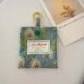 Mini stoffen portemonnee en oortjes tas met retro bloemenprint en handige ophanghaak. - Feniksveer