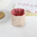 Panier de rangement en tissu avec imprimé lapin et doublure à carreaux rouges pour le bureau. - Lapin Fraise Rose