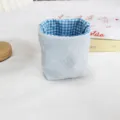 Vue détaillée du panier en tissu à carreaux bleus, joli motif de nœud pour le bureau. - Bleu Clair Nœud Gauffré