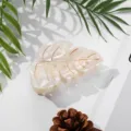 Elegante Acetat Monstera Blatt Haarklammer mit goldenen Adern, stilvolles Haarschmuck für Damen. - Milchweiß
