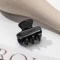 Zwarte mini haarclip, glanzende kunststof haaraccessoire voor je pony en dagelijkse styling. - Zwart
