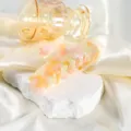 Große Acryl Haarklammer mit rosa und gelbem Farbverlauf und Glitzereffekt für elegante Frisuren. - Rosa & Grün