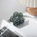 Grüne Acetat Blumen Haarklammer mit Goldlinien und Perlenmitte für das tägliche Styling. - Dunkelgrün