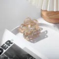 Elegante Acetat Blüten Haarklammer mit Goldrand und Perle, sicherer Halt für Frisuren. - Grau