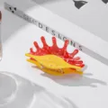 Morsetto per capelli corallo in acetato fermaglio squalo donna moda accessori sfondo bianco vista - Rosso