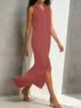 Detalle del vestido largo sin mangas con cremallera frontal y elegante abertura lateral. - S / Burdeos