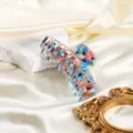 Acryl Haarklammer für Damen, farbiges Marmordesign für elegantes Haarstyling im Detail. - Blauer Marmor